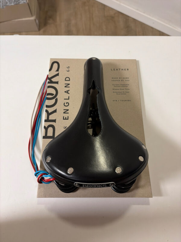 Brooks England Leder-Fahrradsattel Carved (mit Federung) Schwarz | ATB / Touring | NEU